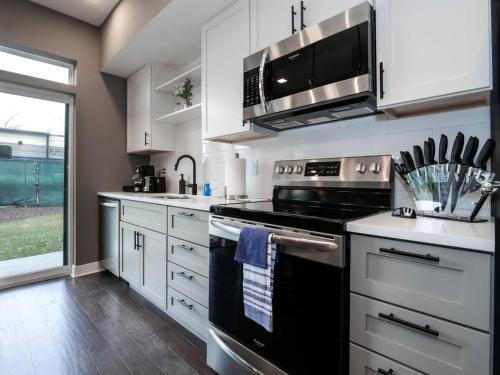 Luxury Condo With In-suite Laundry- Mins From Downtown E6