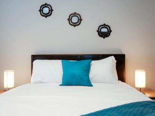 Luxury Condo With In-suite Laundry- Mins From Downtown E6