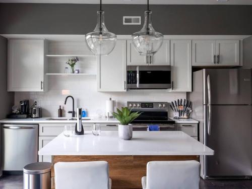 Luxury Condo With In-suite Laundry- Mins From Downtown E6