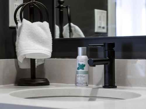 Luxury Condo With In-suite Laundry- Mins From Downtown E6