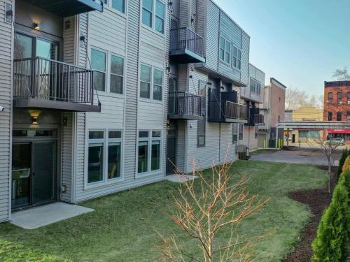 Luxury Condo With In-suite Laundry- Mins From Downtown E6
