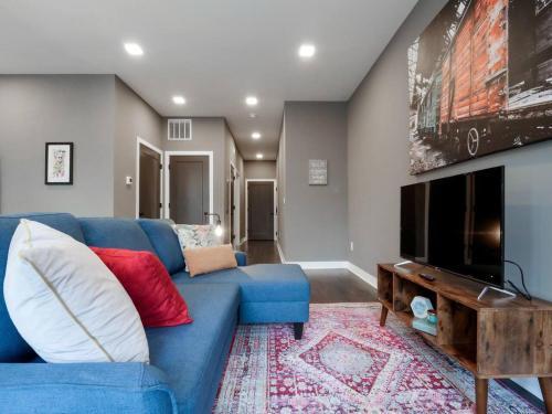 Luxury Condo With In-suite Laundry- Mins From Downtown E6