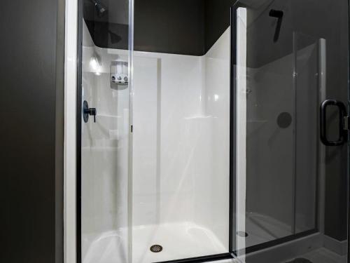Luxury Condo With In-suite Laundry- Mins From Downtown E6