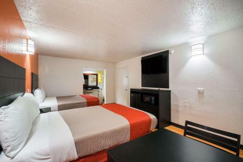 Motel New Six Inn And Suites