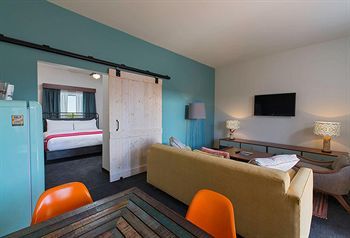 Hotel Lone Star Court