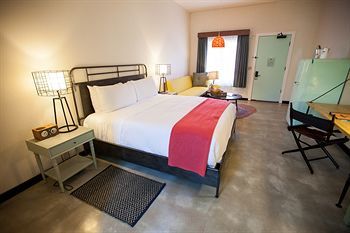 Hotel Lone Star Court