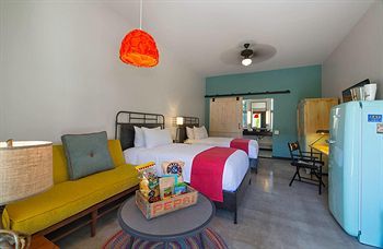 Hotel Lone Star Court