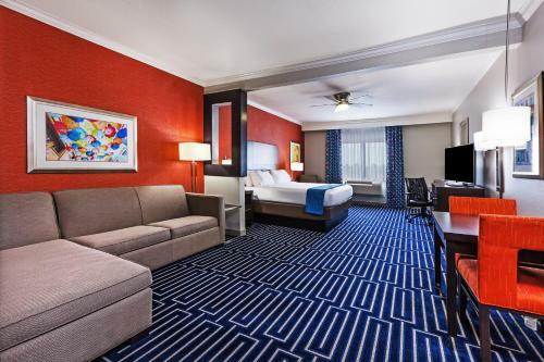 Holiday Inn Express Hotel And Suites Houston East