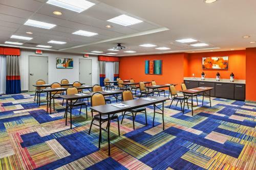 Holiday Inn Express Hotel And Suites Houston East