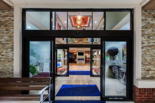Holiday Inn Express Hotel And Suites Houston East