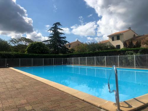 Maison Mitoyenne Parking Et Piscine Pey