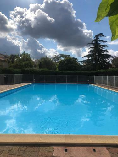 Maison Mitoyenne Parking Et Piscine Pey