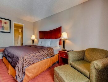 Hotel Orangewood Inn And Suites