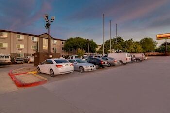 Hotel Orangewood Inn And Suites