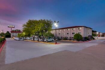 Hotel Orangewood Inn And Suites
