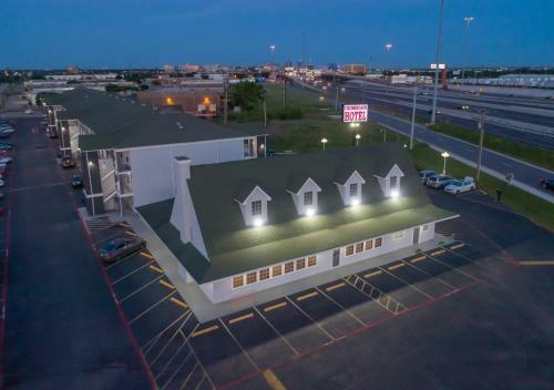 Motel The Crossroads Hotel And Suites Irving