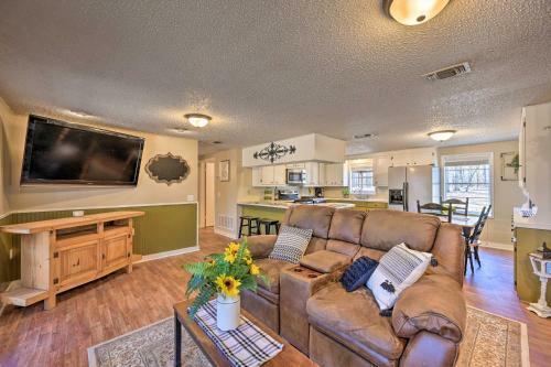 Cozy Whispering Oaks Cottage In Broken Bow