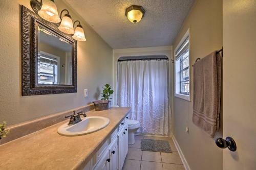 Cozy Whispering Oaks Cottage In Broken Bow