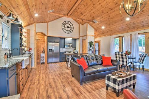 Modern Cabin With Spacious Deck, Bbq, And Pergola!