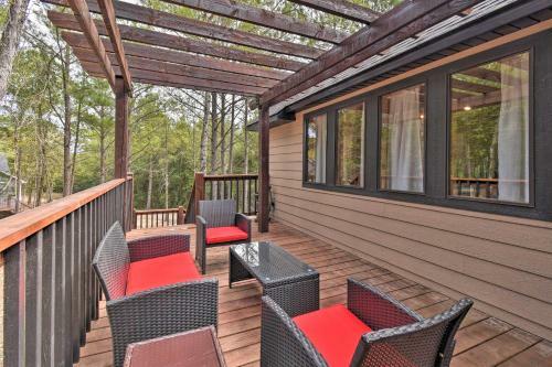 Modern Cabin With Spacious Deck, Bbq, And Pergola!