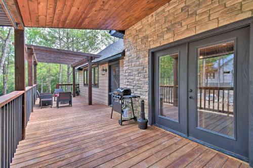 Modern Cabin With Spacious Deck, Bbq, And Pergola!