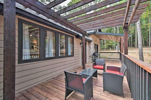 Modern Cabin With Spacious Deck, Bbq, And Pergola!