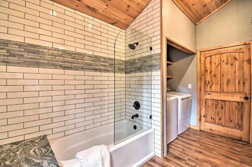 Modern Cabin With Spacious Deck, Bbq, And Pergola!
