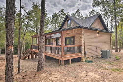 Modern Cabin With Spacious Deck, Bbq, And Pergola!