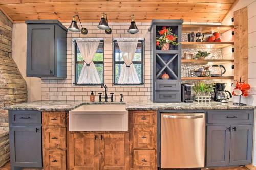 Modern Cabin With Spacious Deck, Bbq, And Pergola!