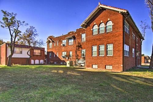 Central And Cozy Apartment About 1 Mi To Dtwn Enid!