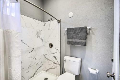 Central And Cozy Apartment About 1 Mi To Dtwn Enid!