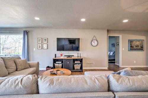 Updated Hideaway With Deck, Near Grand Lake!