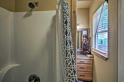 Charming Vian House With Private Deck And Grills!