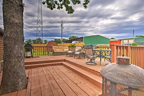 Charming Vian House With Private Deck And Grills!