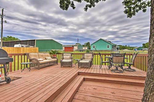 Charming Vian House With Private Deck And Grills!