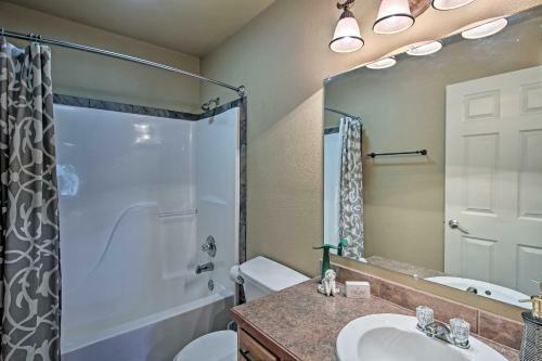 Charming Vian House With Private Deck And Grills!