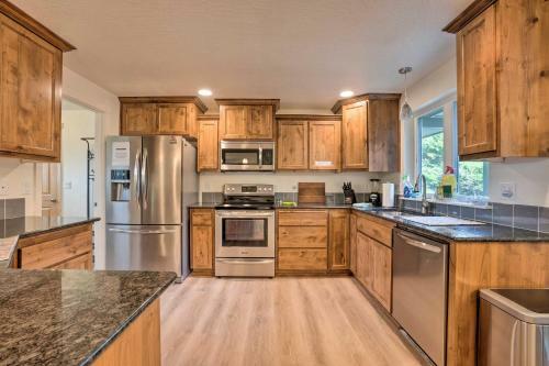 Spacious Bandon Getaway - 2 Blocks To Ocean!