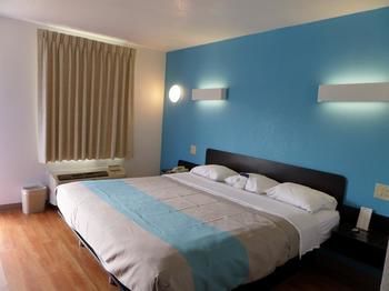Motel 6 Kingston