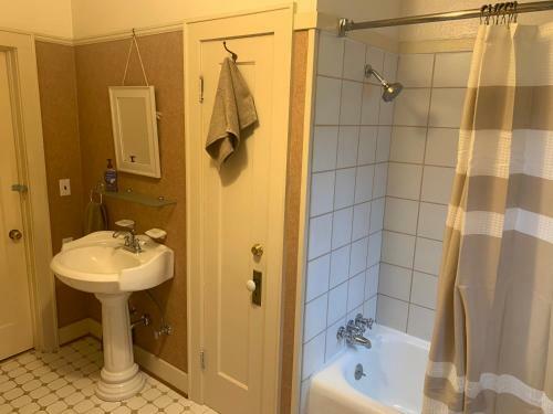 Hostal Riverpath Inn