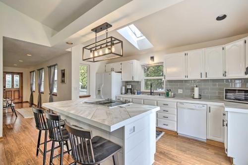 Bright Eugene Home Near Dining And Attractions!