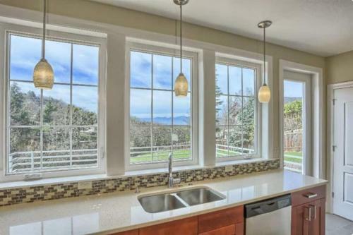 Newer Modern Contemporary On 1/2 Acre - Nice