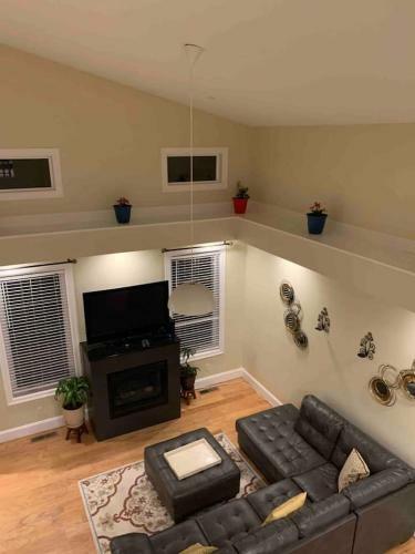 Newer Modern Contemporary On 1/2 Acre - Nice