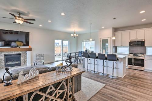 Redmond Family Home With Backyard And Fire Pit!