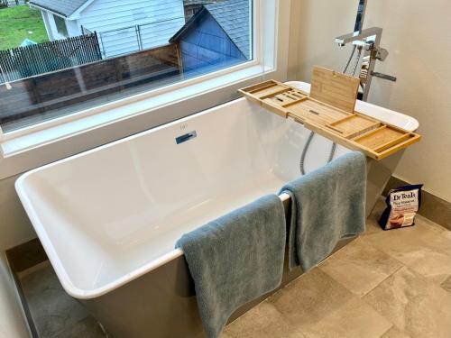 ? Vibrant Master Suite In Spacious Yet Cozy Home ?