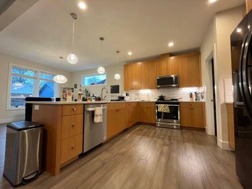 ? Vibrant Master Suite In Spacious Yet Cozy Home ?