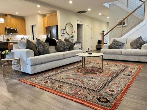 ? Vibrant Master Suite In Spacious Yet Cozy Home ?