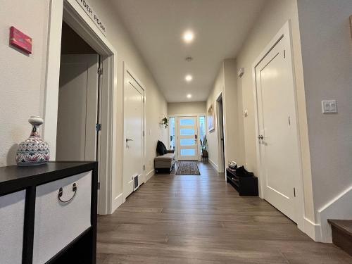 ? Vibrant Master Suite In Spacious Yet Cozy Home ?