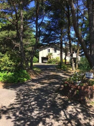 Panoramic Promontory: Bay View Beach House