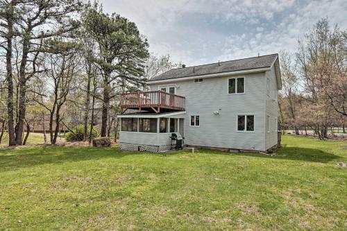 Rustic Poconos Home With Grill, Steps To Beach!