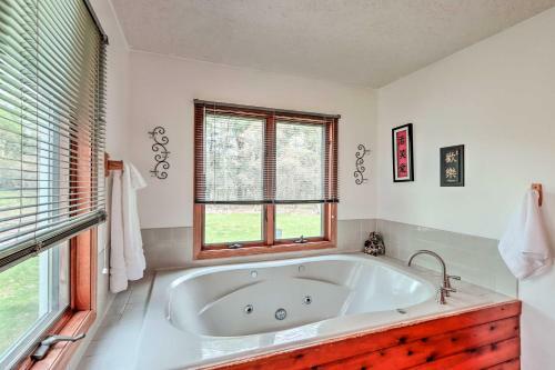 Rustic Poconos Home With Grill, Steps To Beach!
